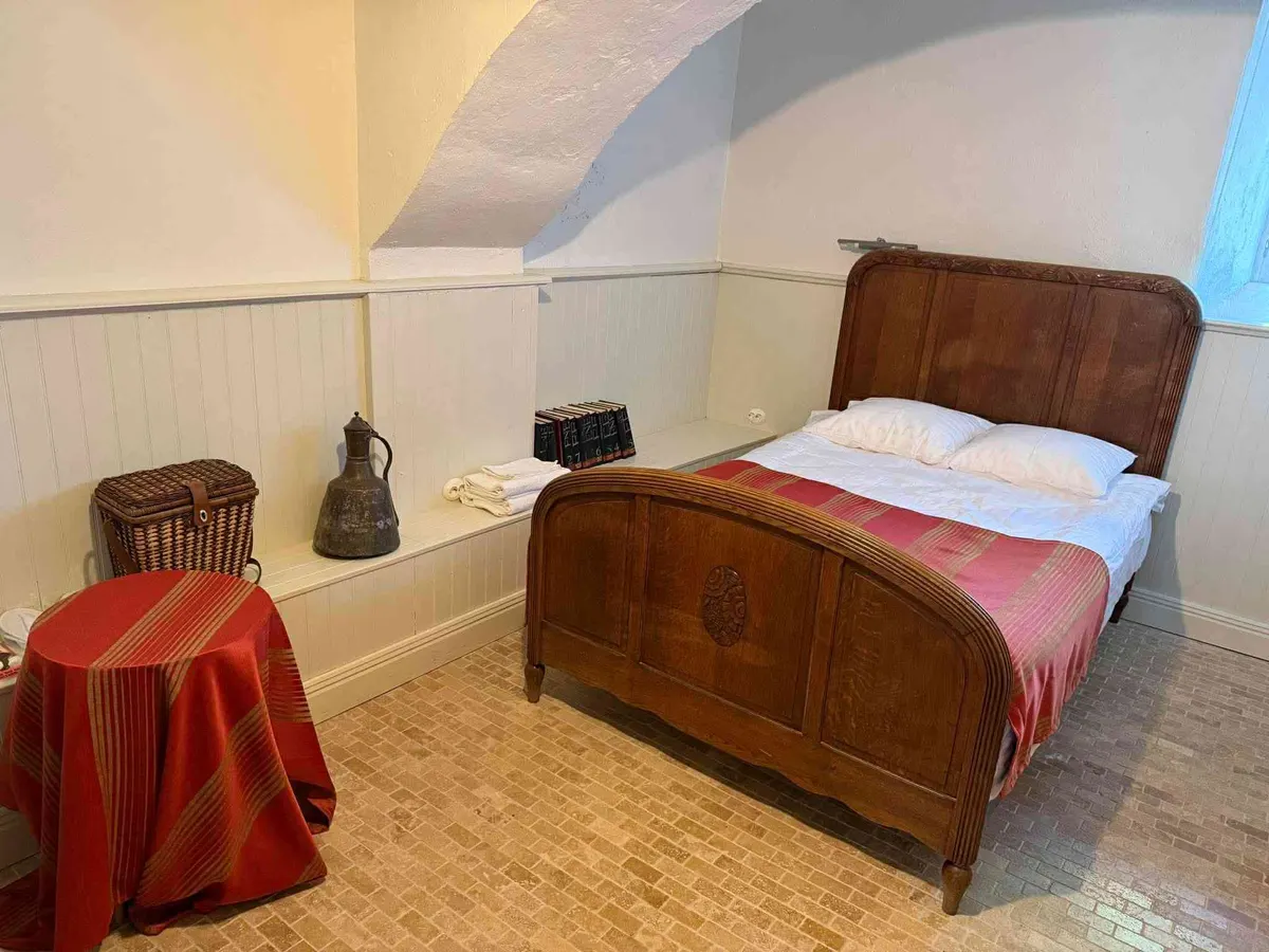 Chambermaid guest room